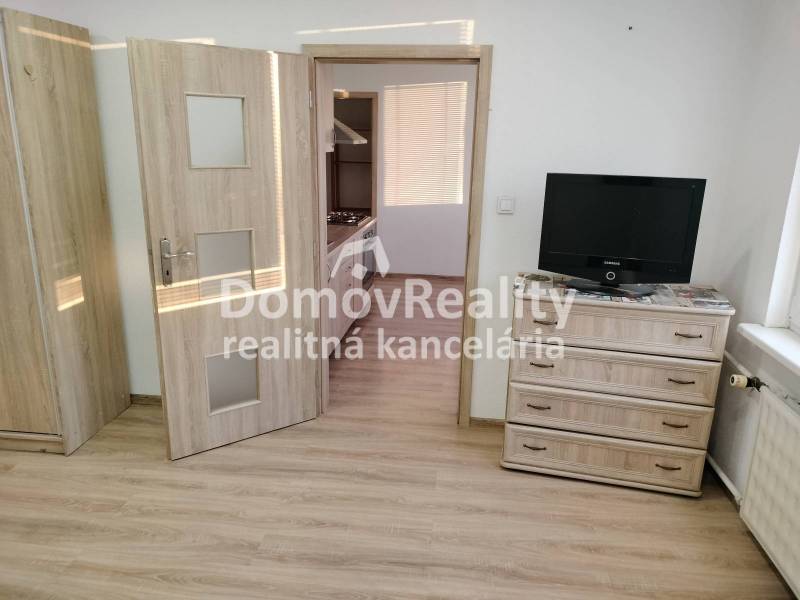 1 izb. byt Prievidza – Čierne mesto, 40 m2, komplet zrekonšt