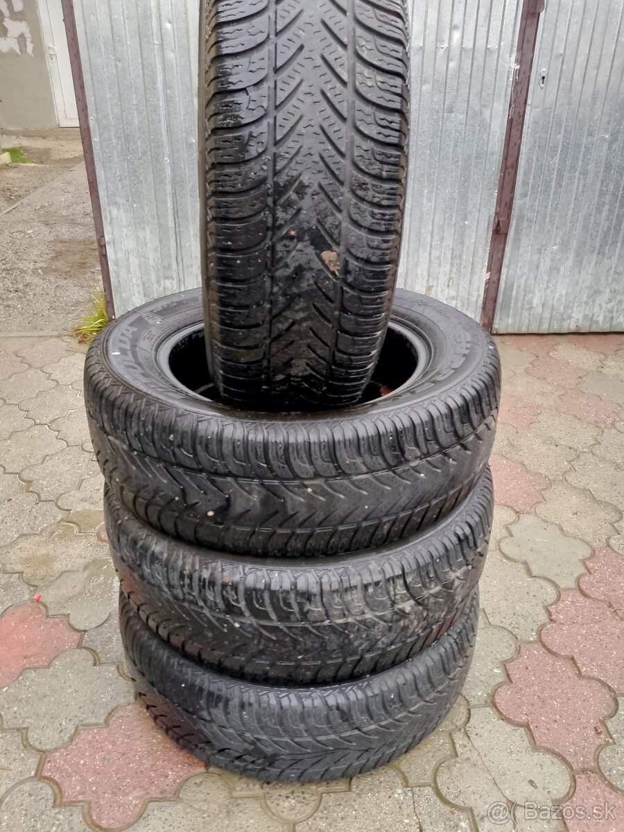 Predám preumatiky 215/65r16 zimne