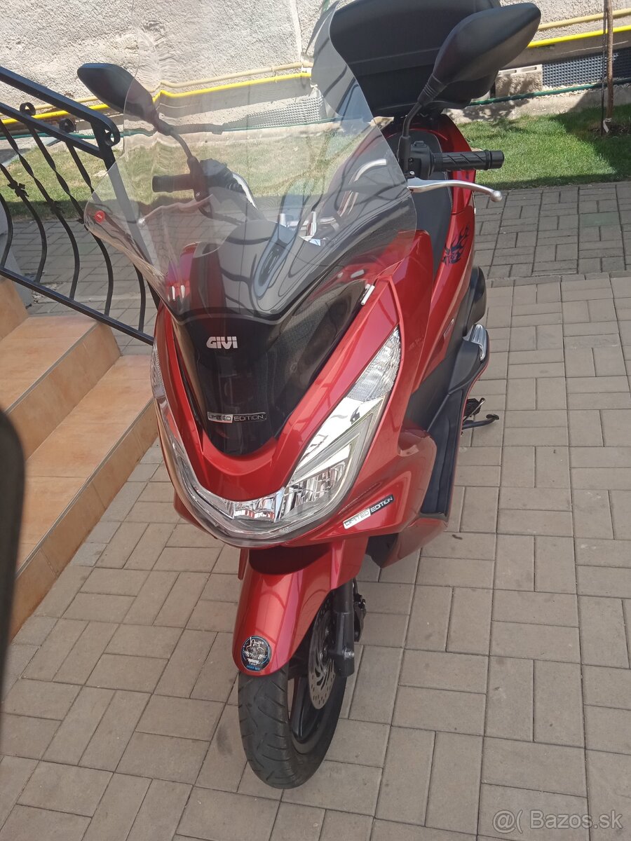 Hondu PCX 125 ako nova..krasna metaliza