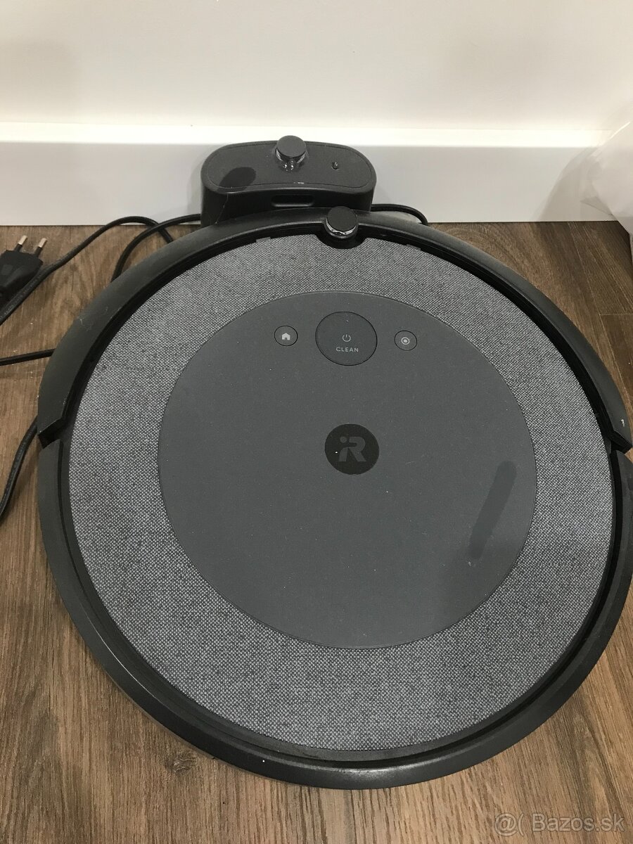 robotický vysávač iRobot Roomba i3