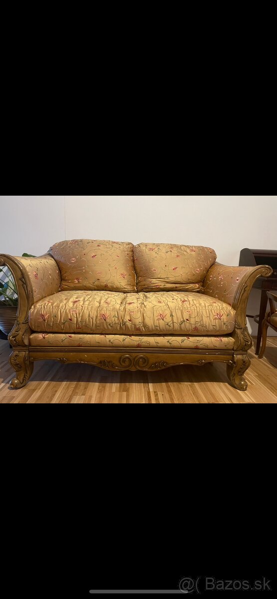 Vintažny gauč s vintažnou stoličkou