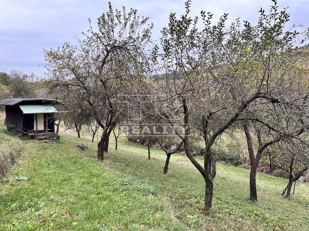 ROZĽAHLÝ STAVEBNÝ POZEMOK, 1362m2, HORNÁ SÚČA