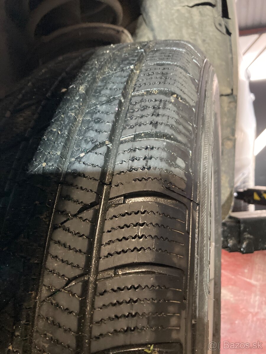 Predám zimné pneu 235/60R18 2 kusy SUV