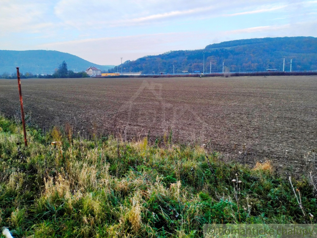 Veľký pozemok pri hlavnej ceste v katastri obce Trenčiansk