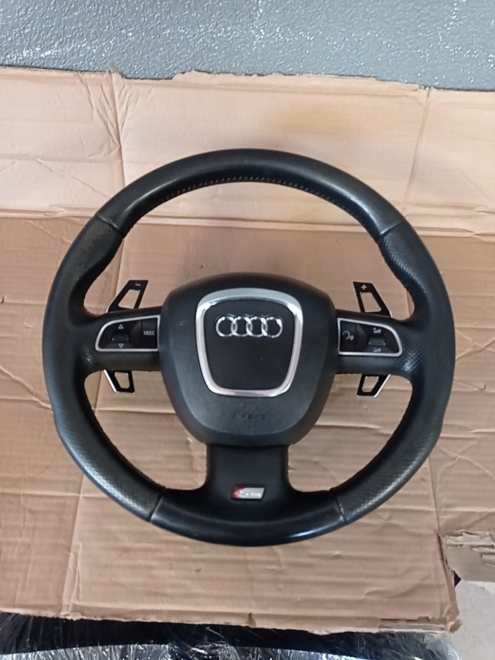 Predám trojramenný volant Audi A4 b8