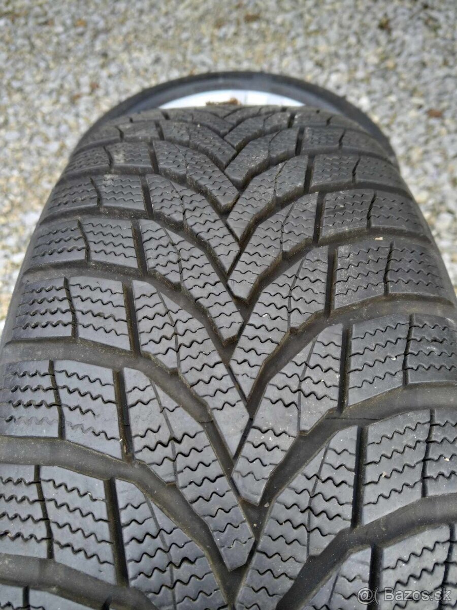 215/60 R 17 zimné.