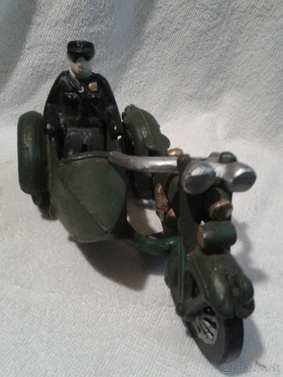 Starý model liatinovej motorky