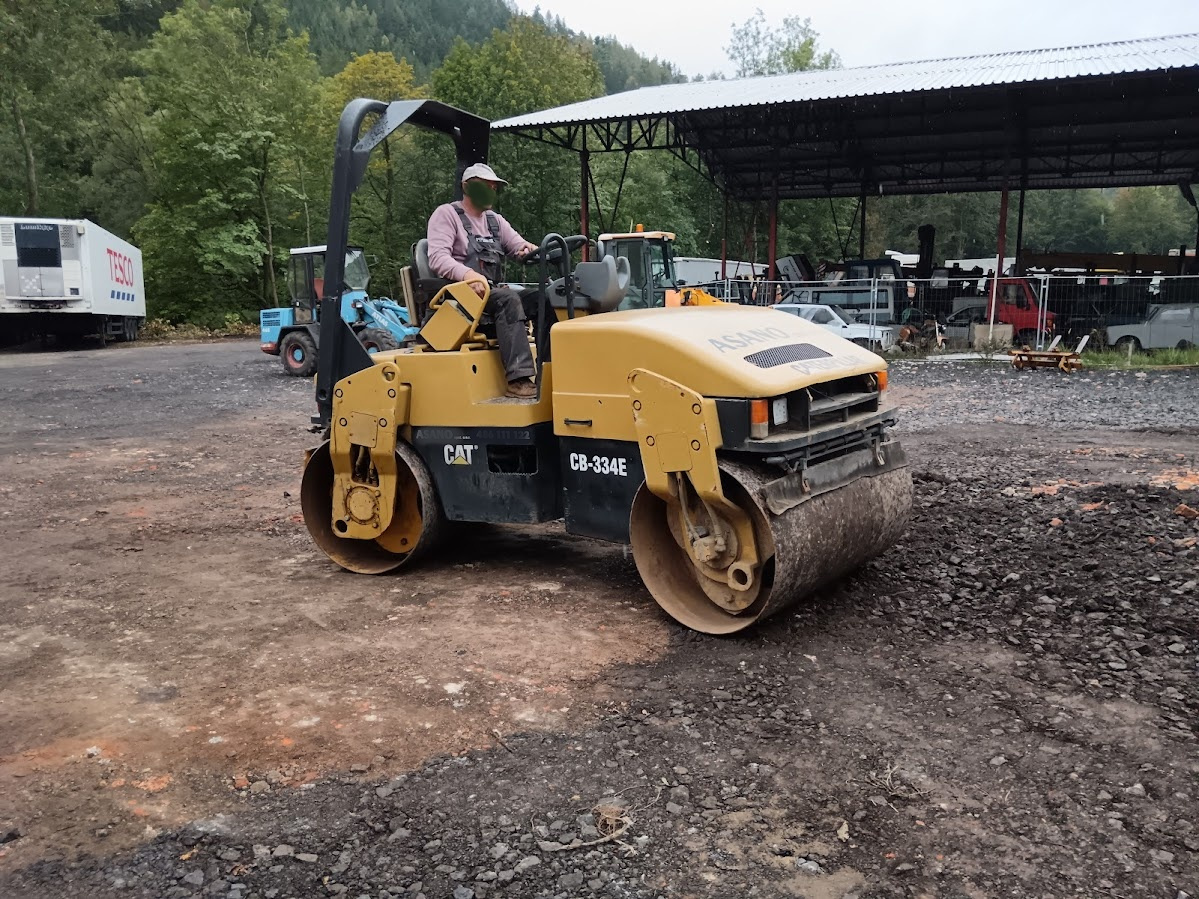 Vibrační válec Caterpillar CB-334E