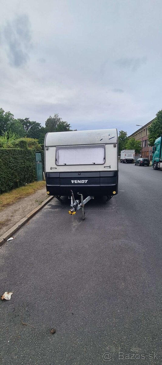 Karavan s batériou a solýrnym panelom