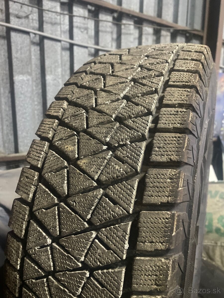 235/70R15 Bridgestone Blizzak zimné pneu