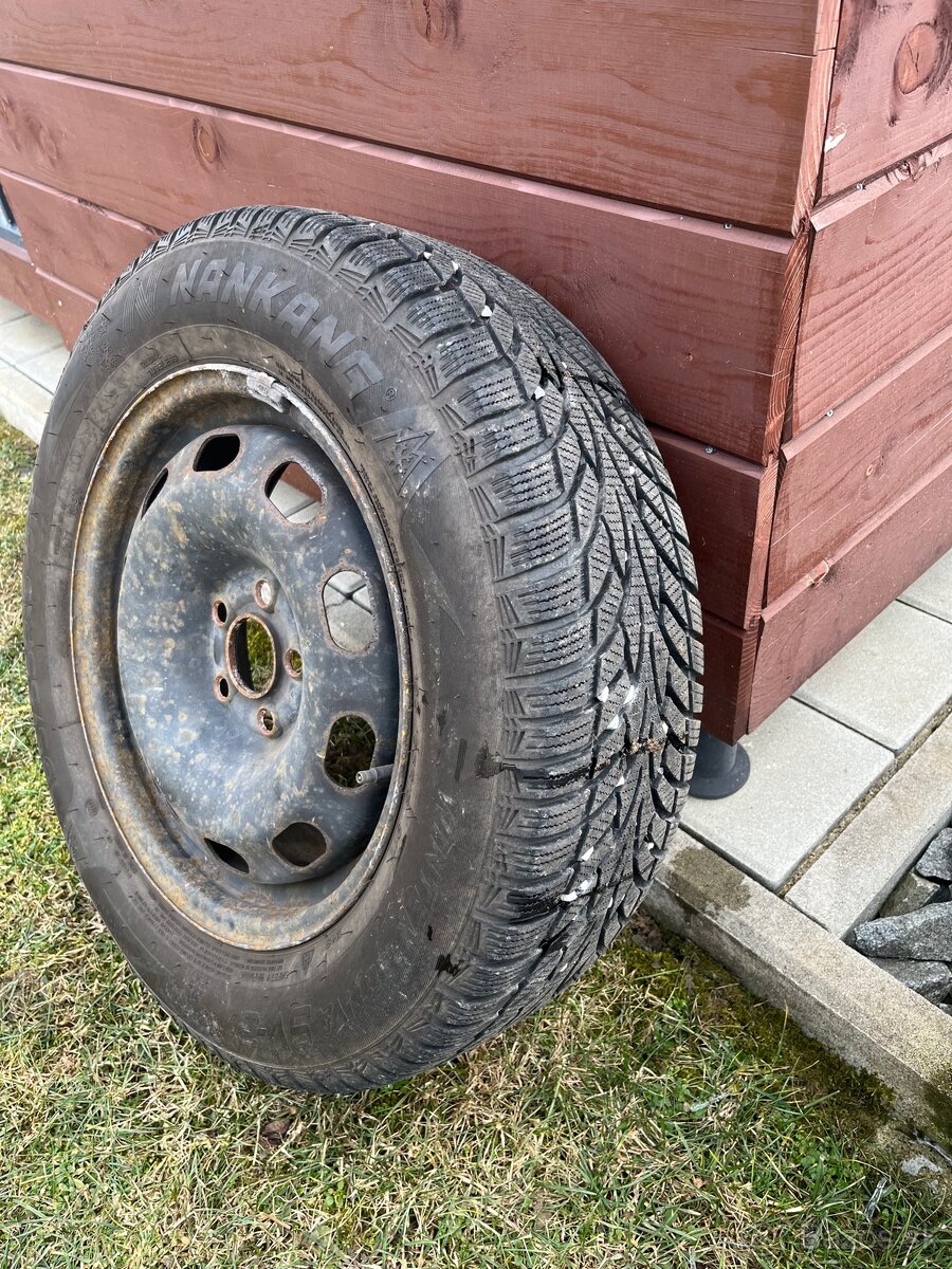 Predám plechové disky s zimnými pneumatikami  195/65 R15