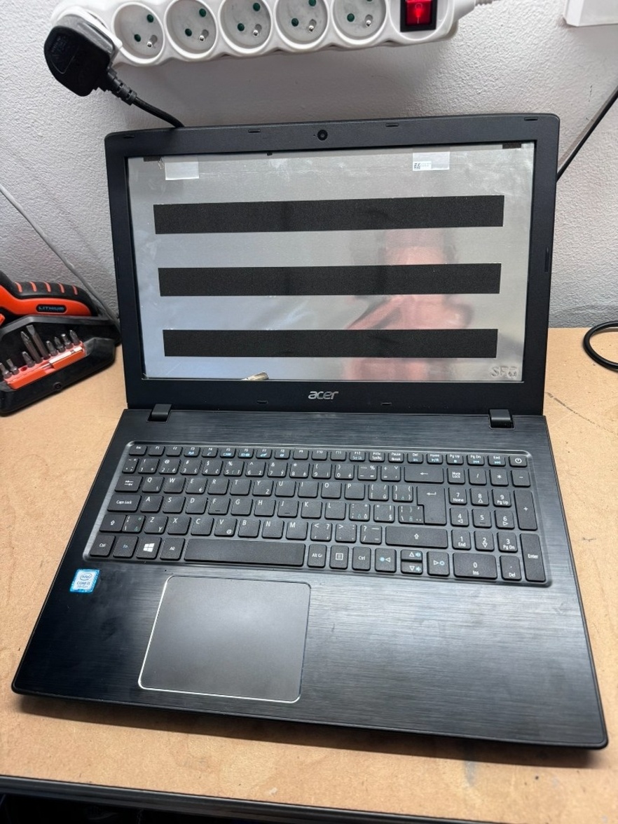 Predám pokazený notebook na náhradné diely zn.Acer E5-575G