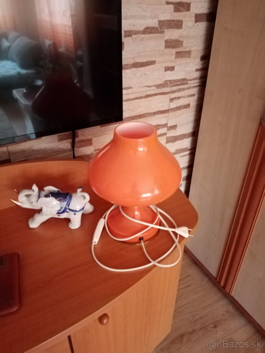 Stolová lampa.