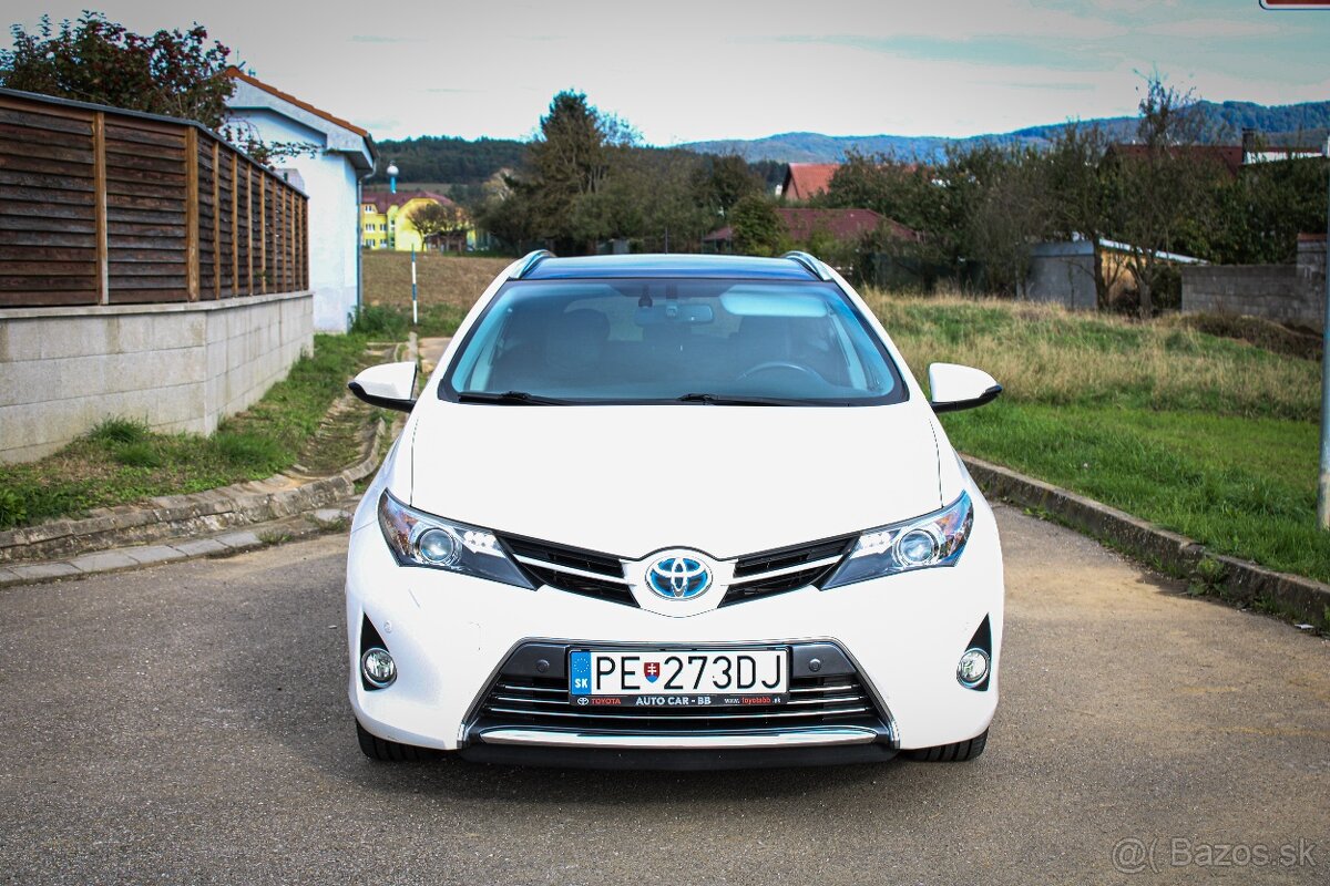 Toyota Auris Hybrid (elektro + benzín)