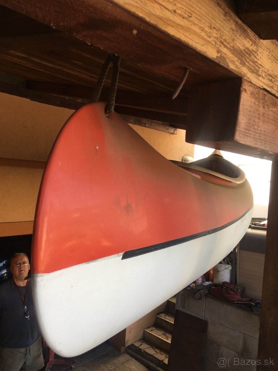 Laminátové kanoe 4,8m s veslami