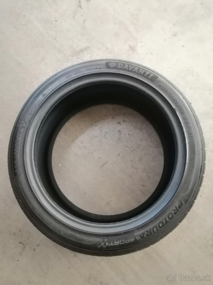 235/45 r18