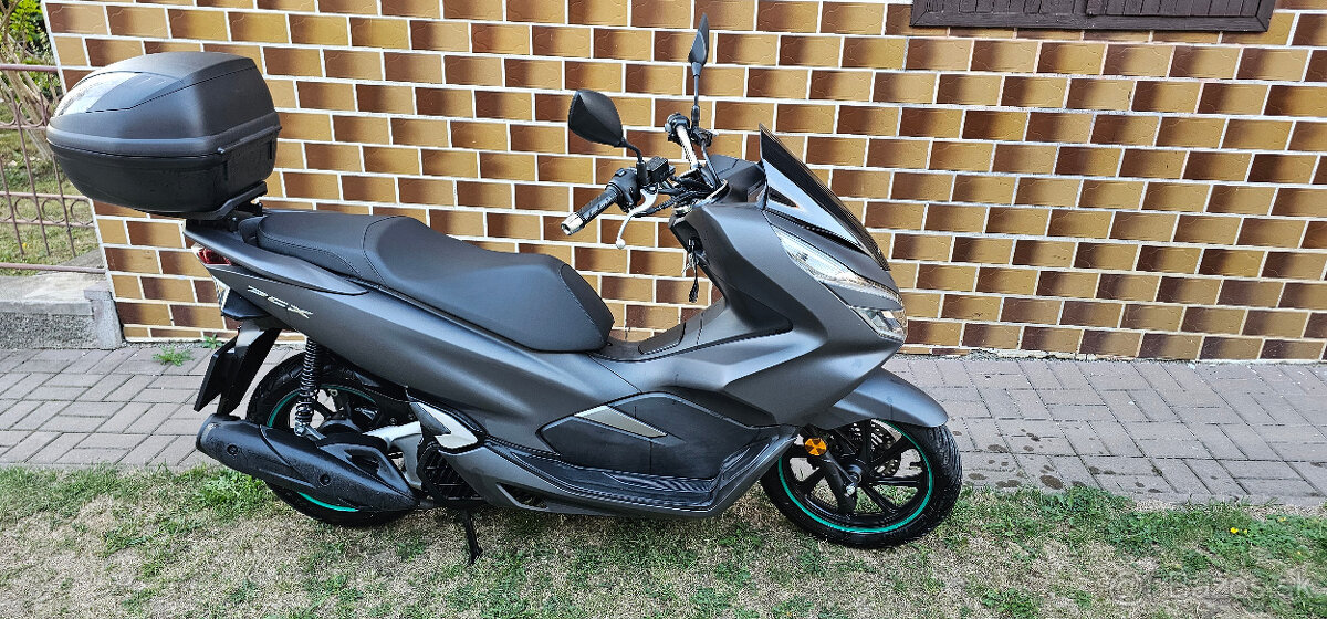 Predam skuter Honda PCX 125