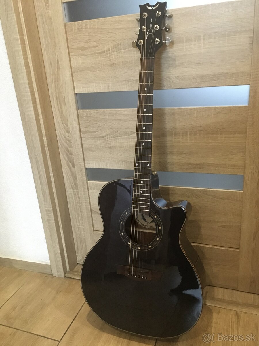 Dean elektroakusticka gitara.