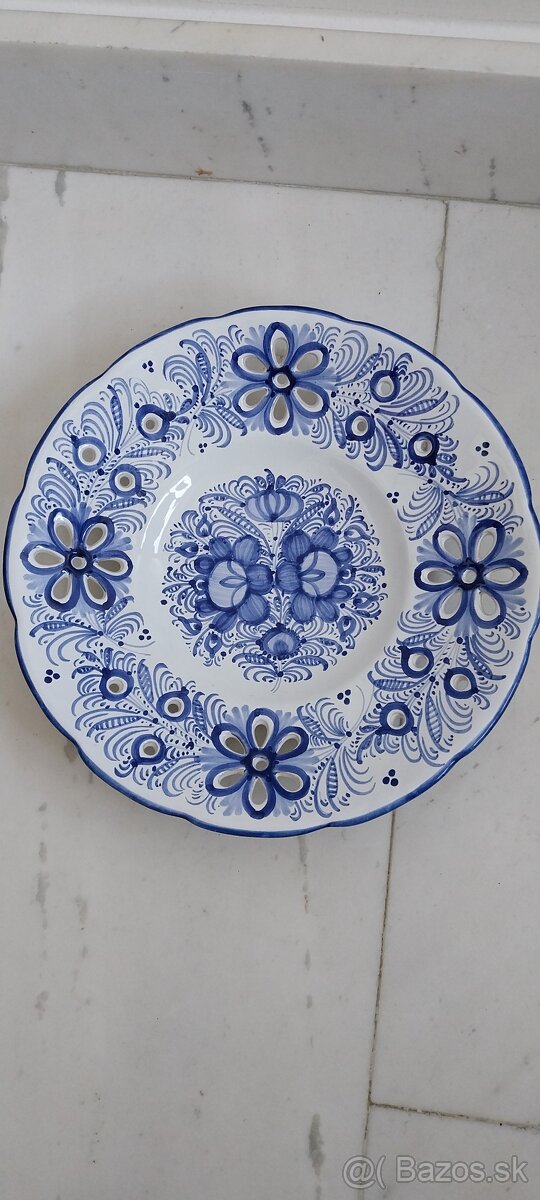 Tanier s vyrezávanými okrajmi, modrá keramika