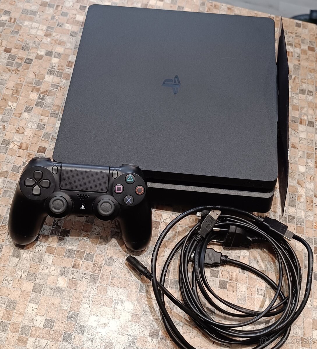 Playstation 4 slim + 4 hry