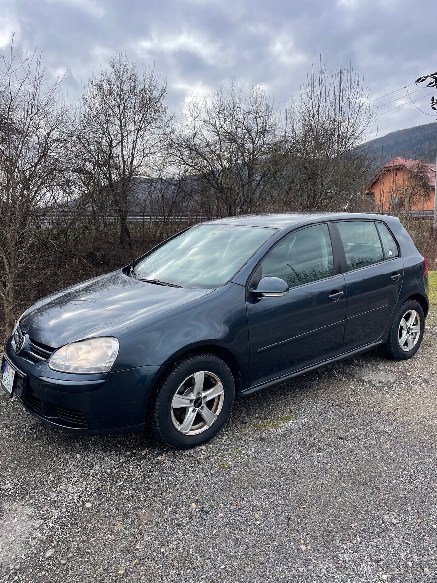 Vw golf 6 benzín 154 tisíc km 2012