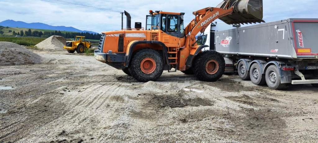 Kĺbový nakladač DOOSAN DL 400