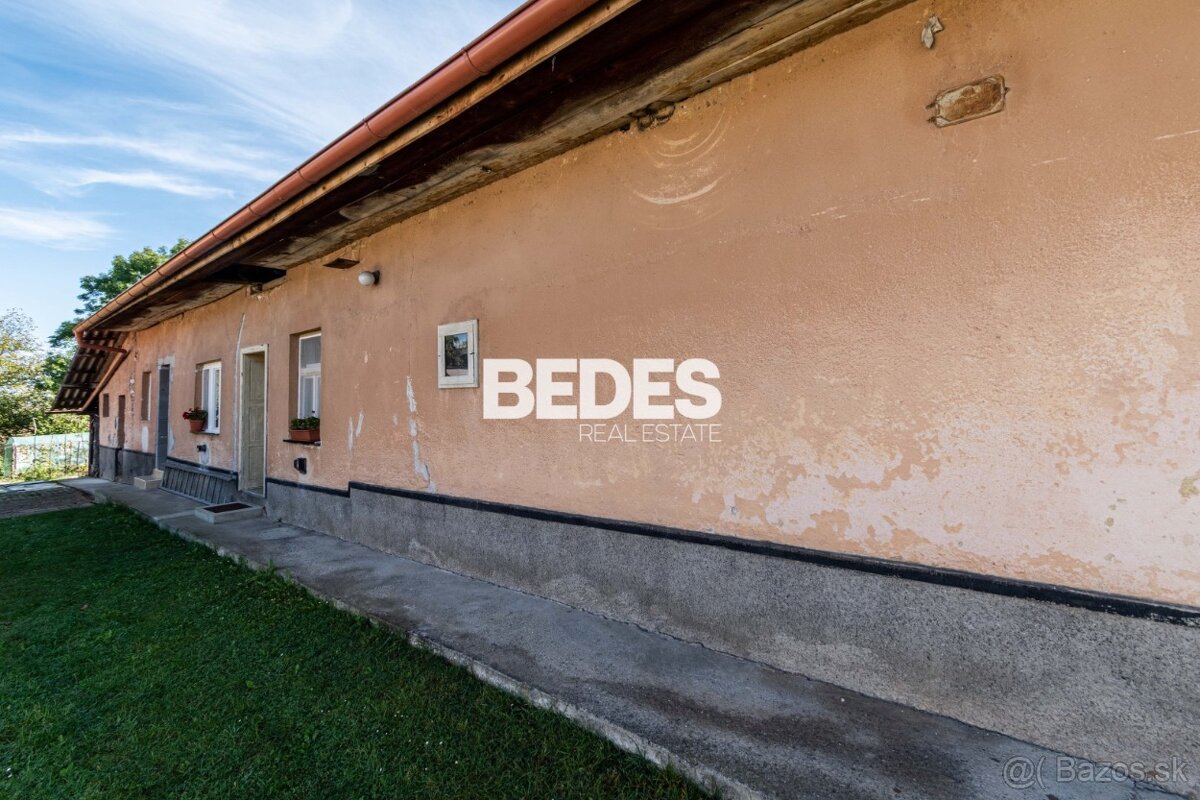 BEDES | Tradičný rodinný dom v obci Bystričany s potokom