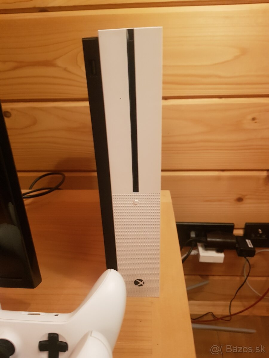 Xbox one S 1TB + 2×ovladac plus nabijacka