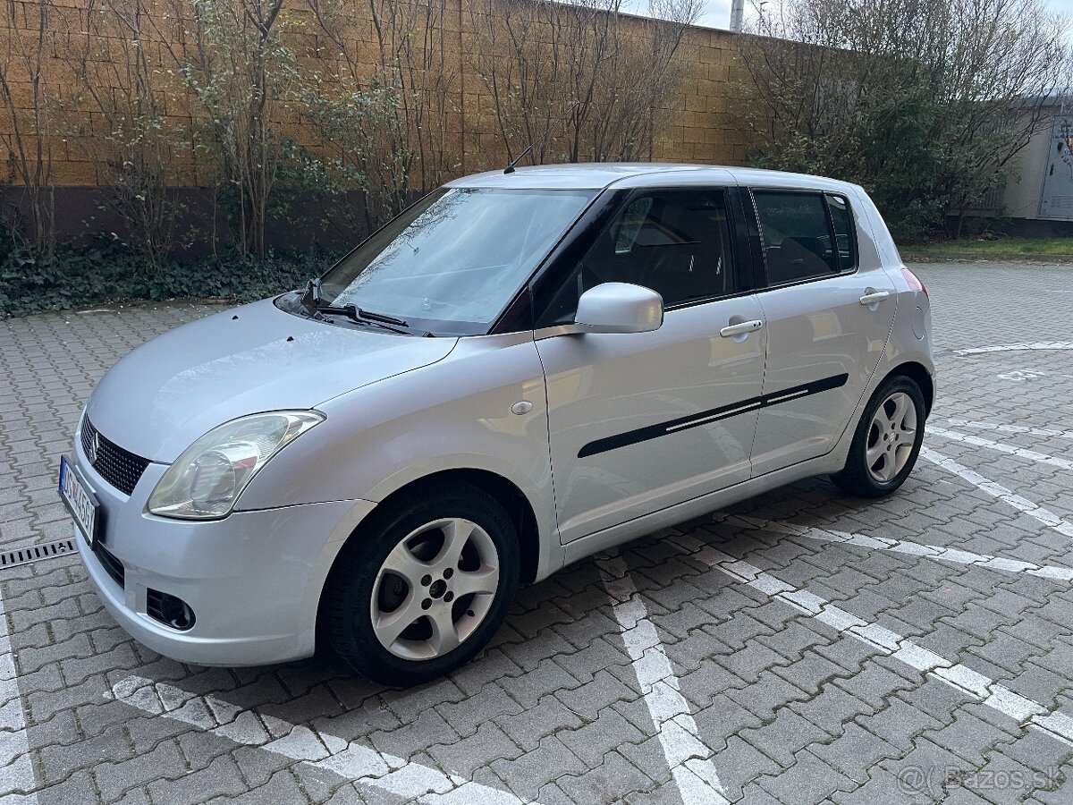 Suzuki Swift 1.3 GLX AC, 68kW, ABS, r.v.2005 KLÍMA, ŤAŽNÉ