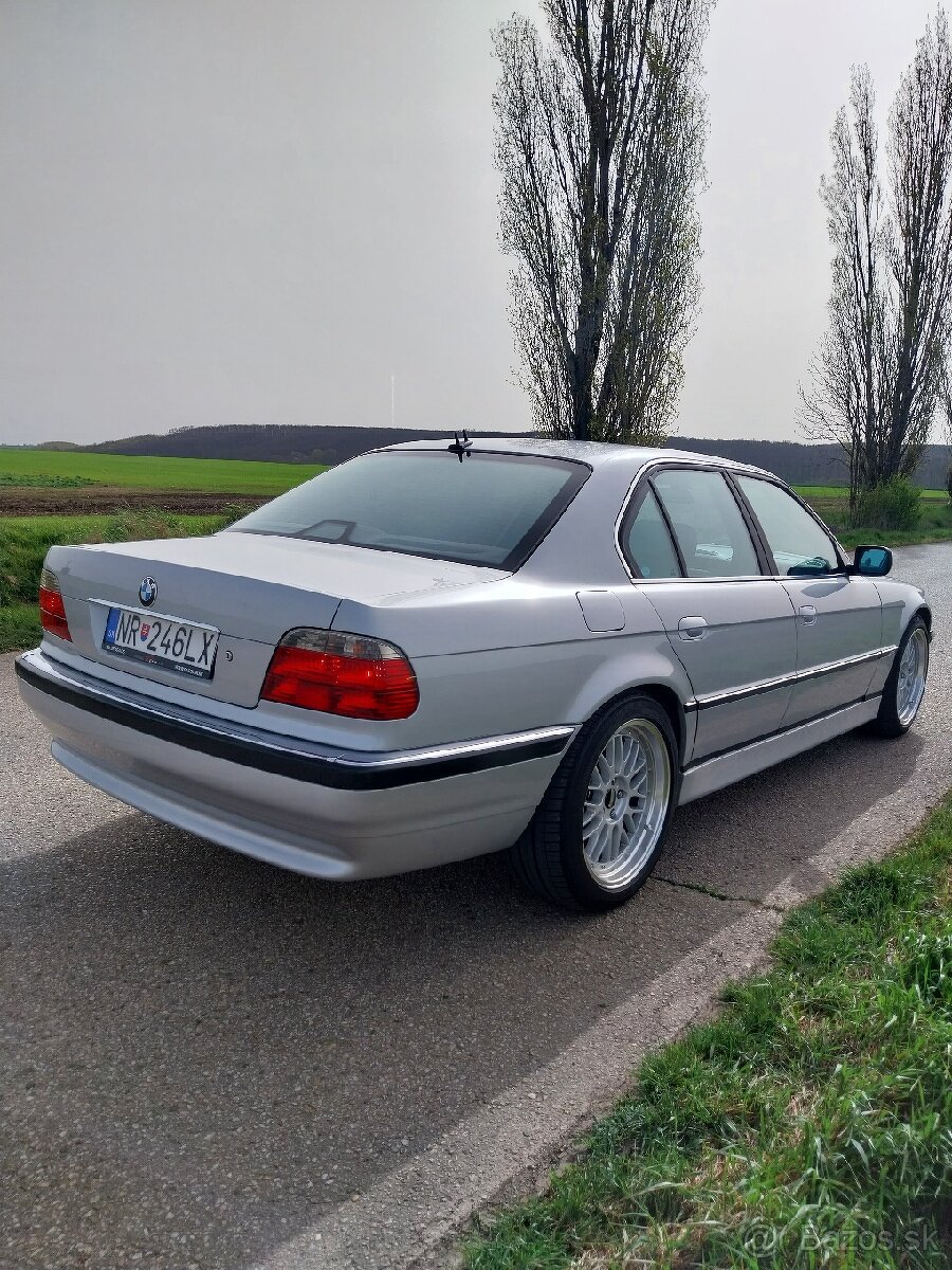 BMW 735i E38 V8 po rekonštrukcii