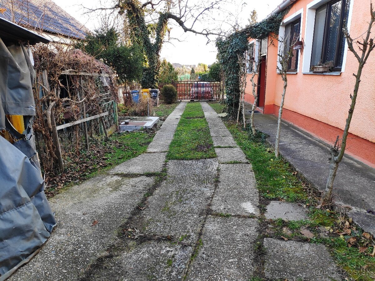 Pozor  Predáme 2/3 rodinného domu v Zbehoch.