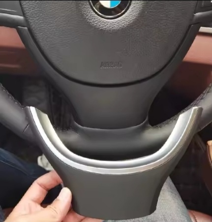 BMW kryt volantu