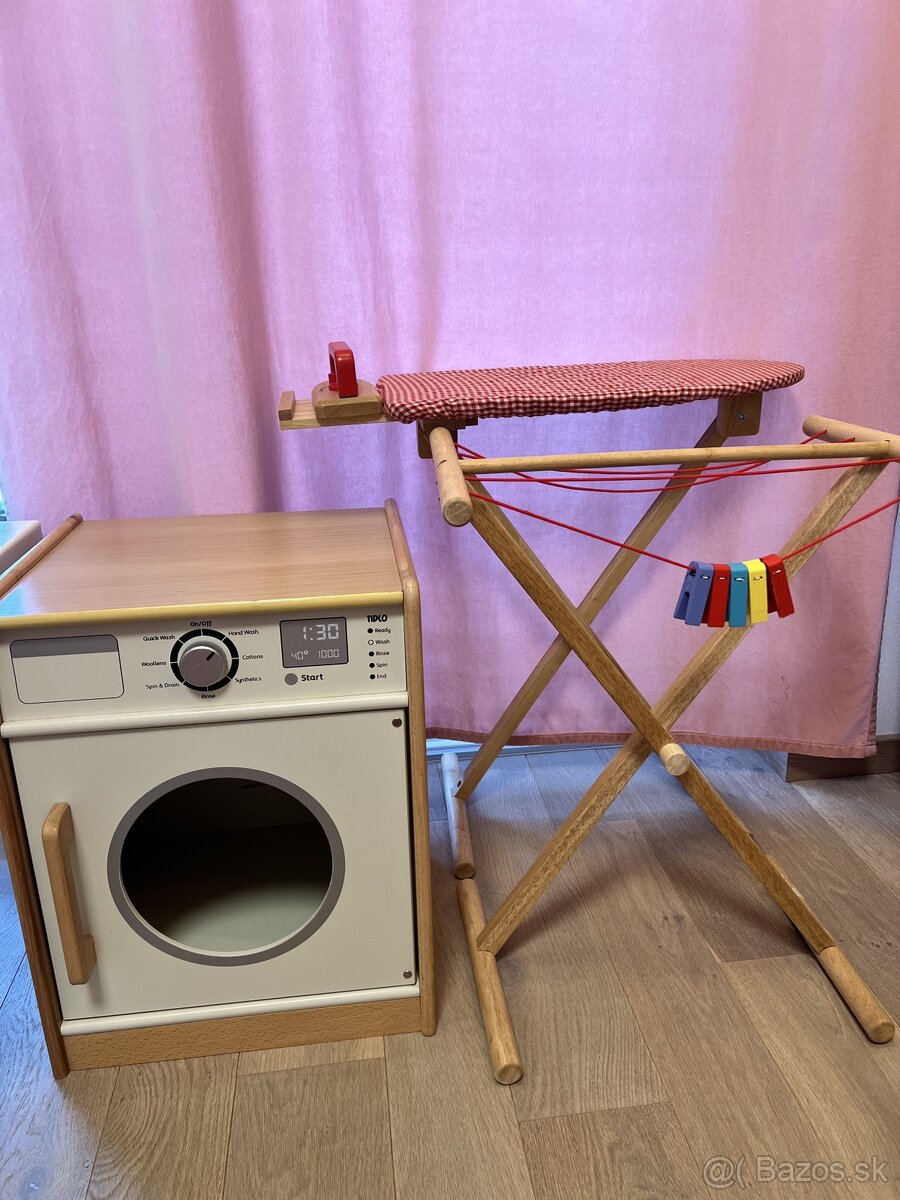 Detska práčka, žehliaca doska a vešiak na prádlo