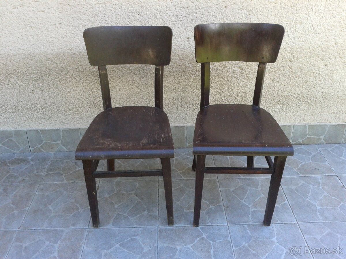 Staré drevené stoličky.