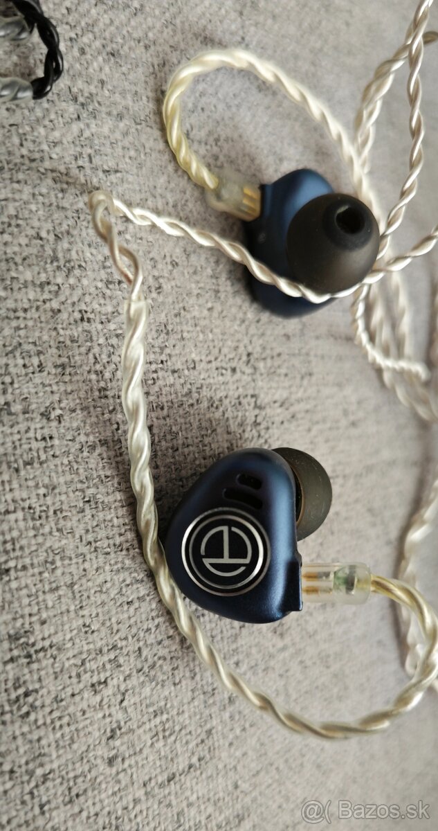 TRN V90 hybridné IEM