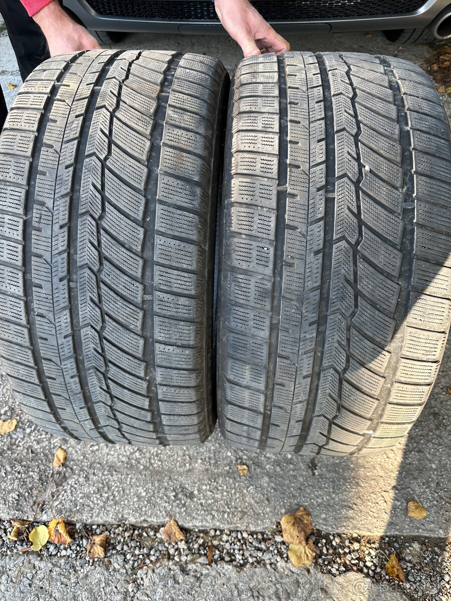 295/35R21