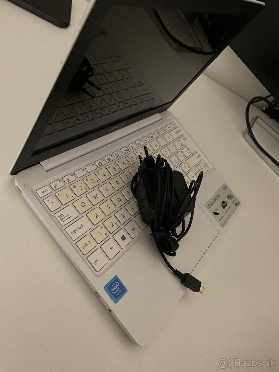 Asus malý ľahký notebook