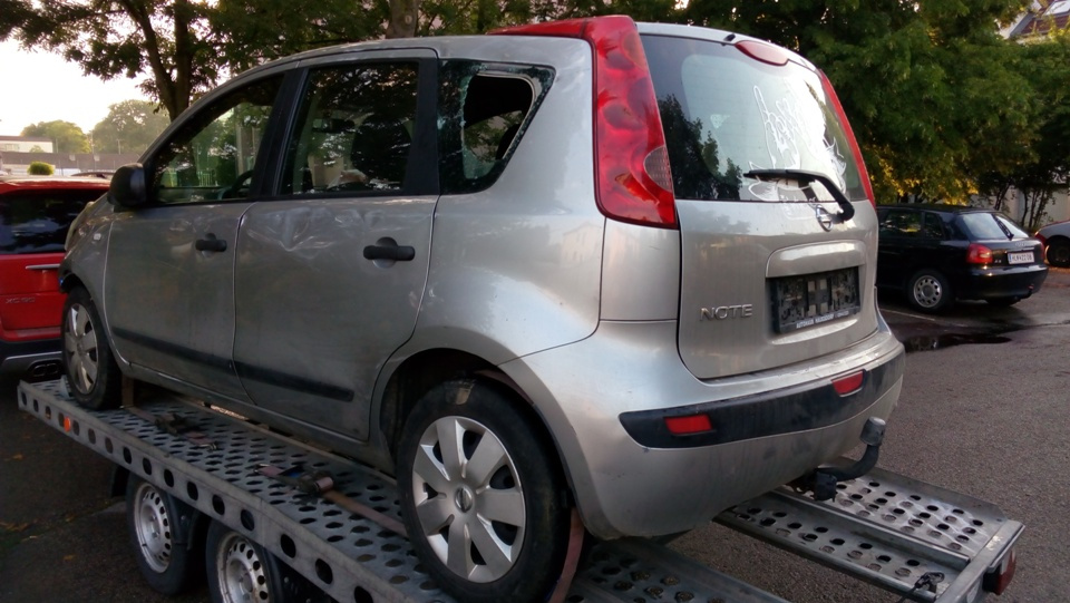 Nissan Note 1.4i 2007 - díly z bouraného vozu