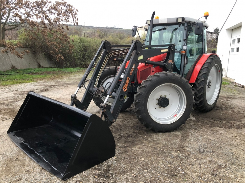 Traktor Massey Ferguson 4245 PowerShuttle s čel. nakladačom