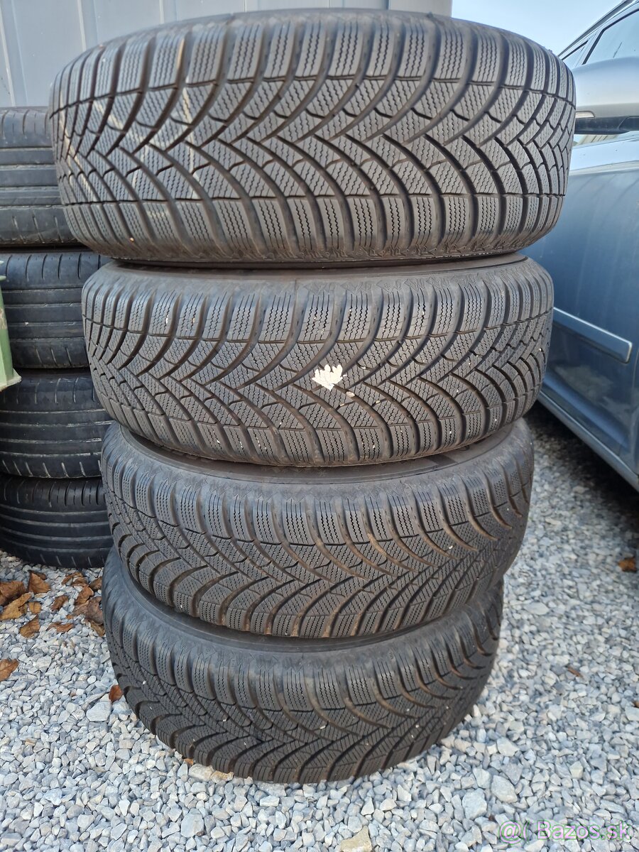 Pneu s plechovými diskami 215/65 R16