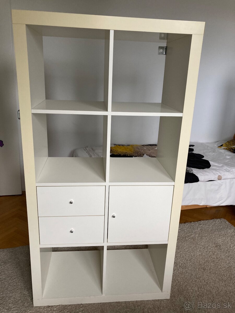 Biela knižnica so skrinkami IKEA