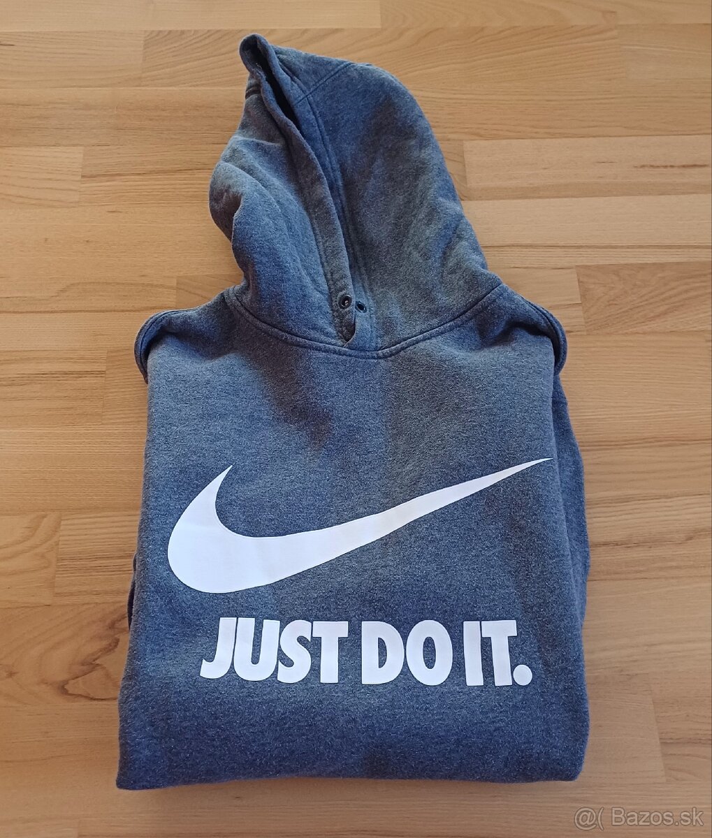 Nike šedá