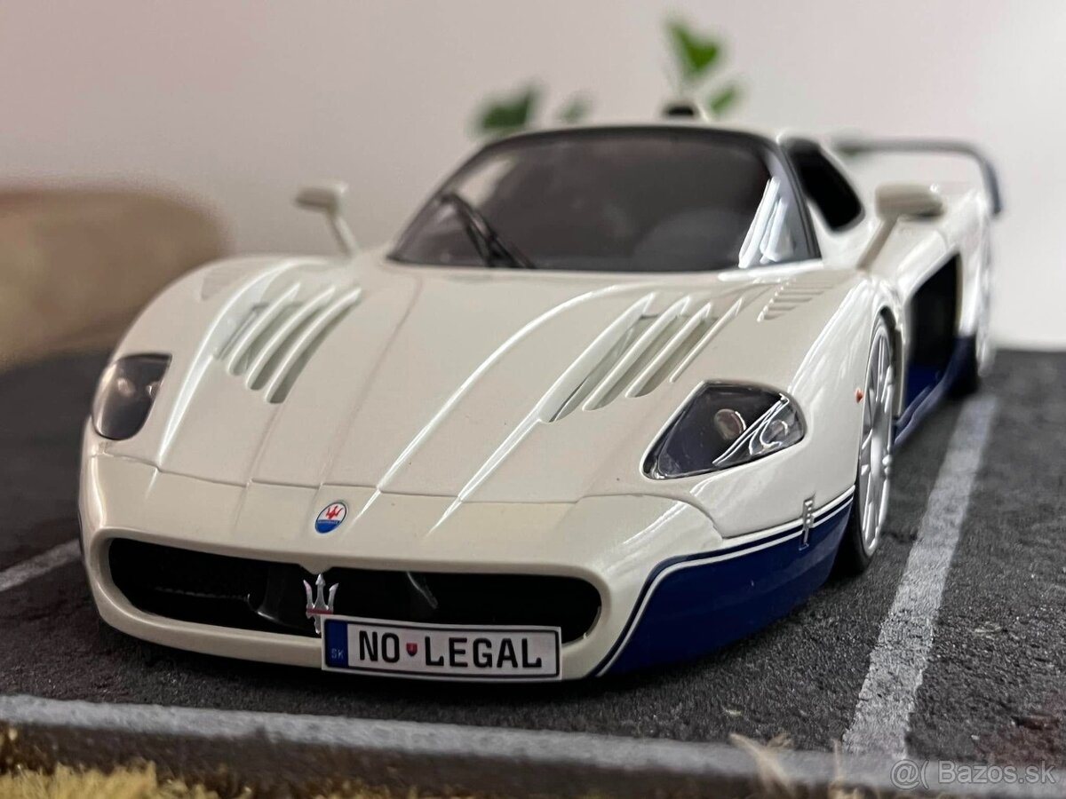 1:18 2005 MASERATI MC12 (V12) - Hotwheels