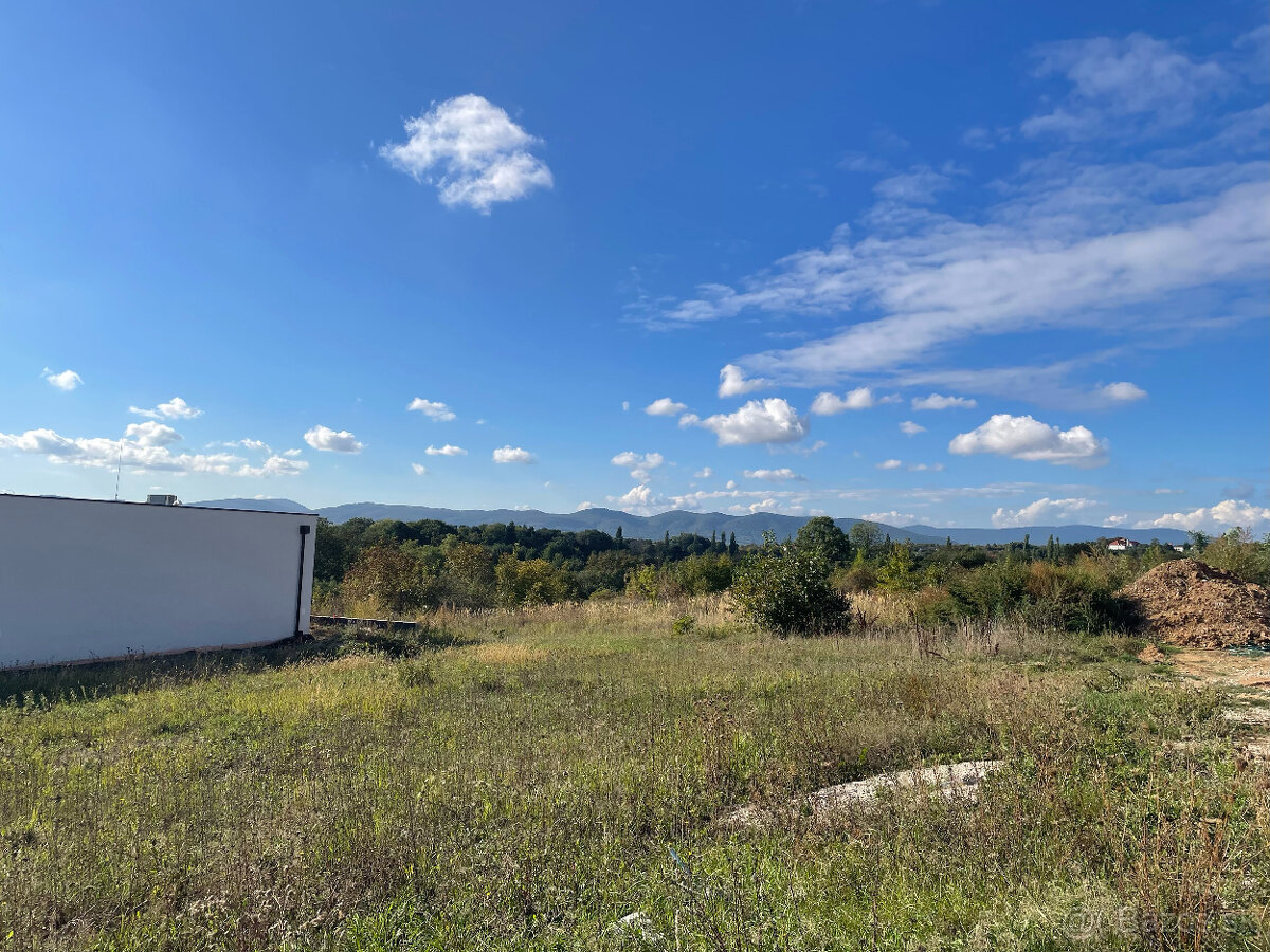 Veľký pozemok 740 m2 s krásnym výhľadom na Karpaty