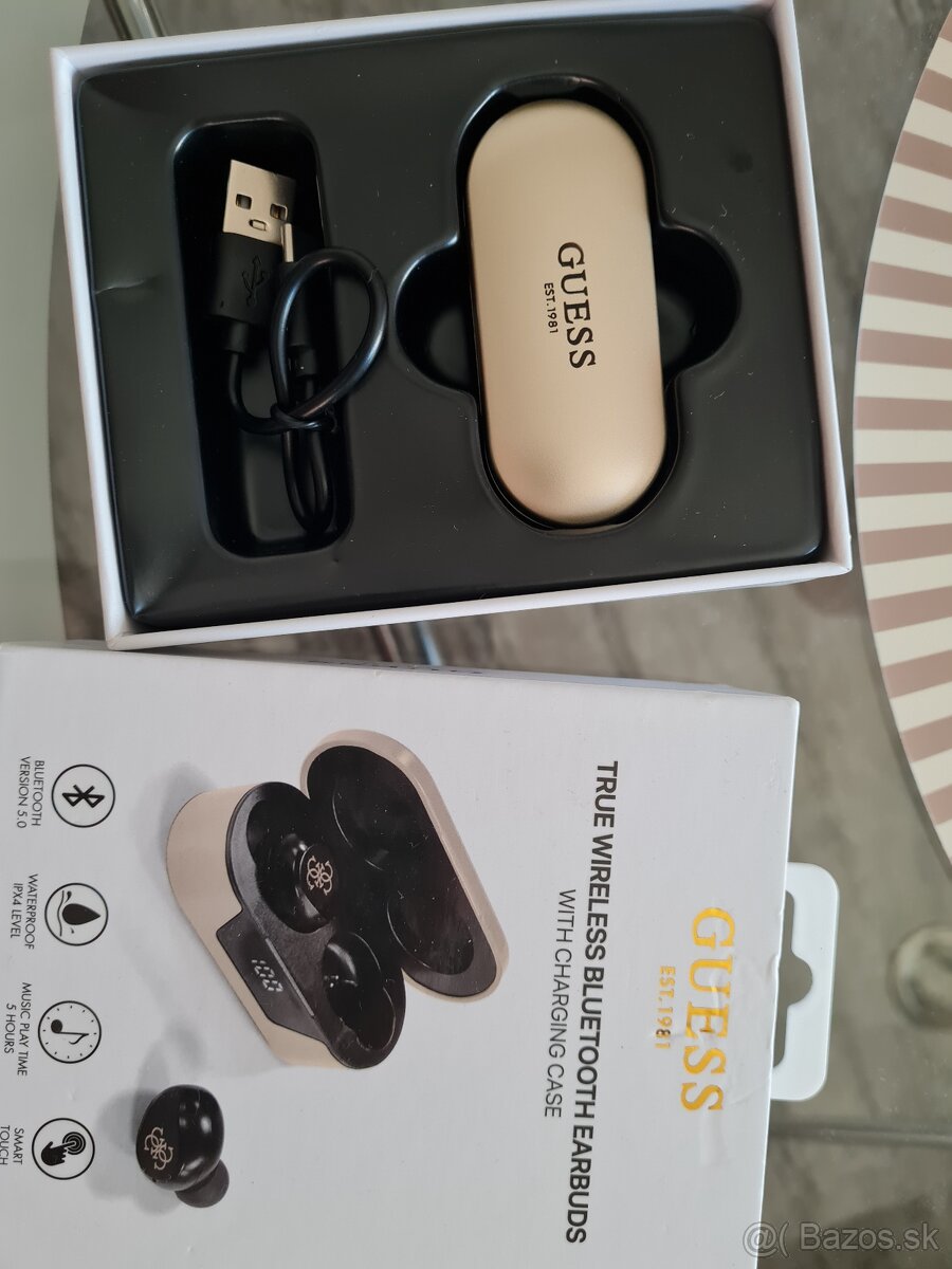 Guess true wireless bluetooth earbuds s nabíjacou stanicou