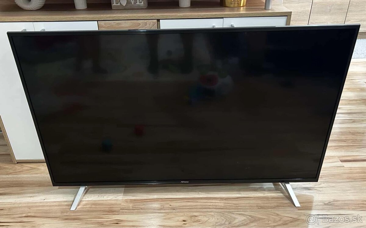 4K UHD SMART TV Strong 139cm