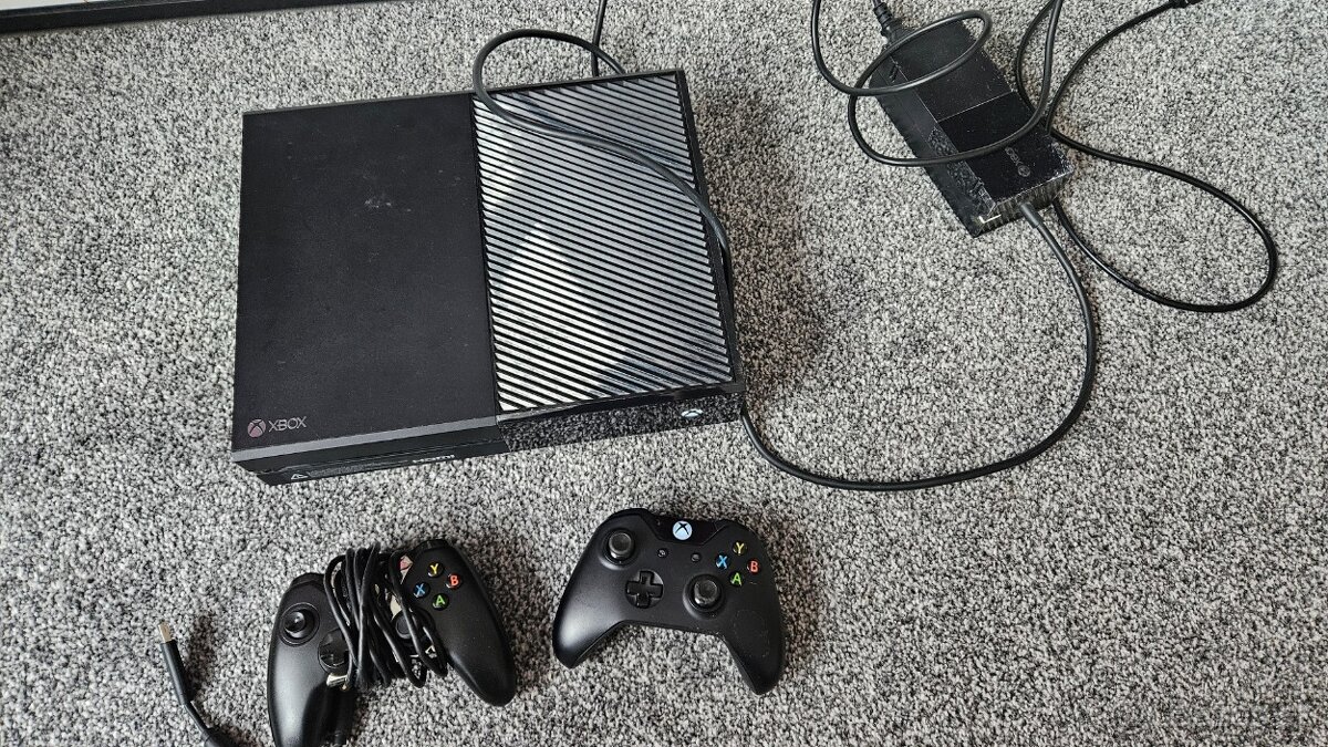 Xbox One 500GB + 2xjoypad + hry na disku