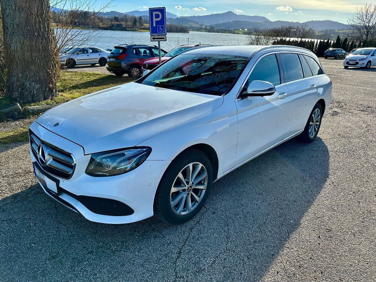 Mercedes E220d 4 matic 2018, plný servis, 100% nájezd