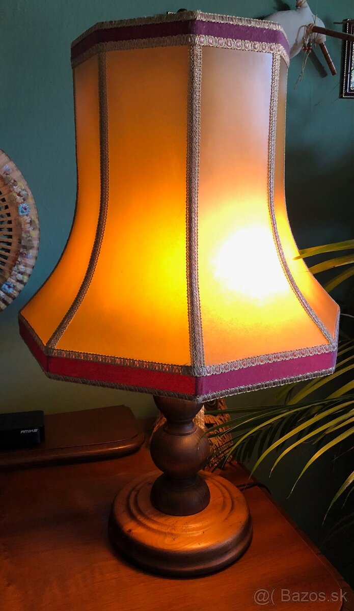 Starožitná drevená lampa