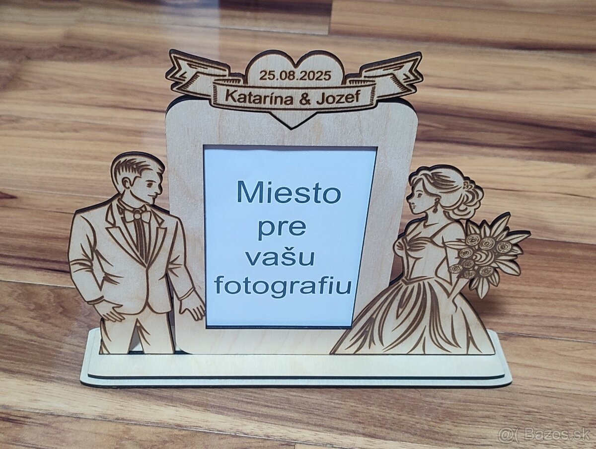 Drevený fotorámček na vašu svadobnú fotografiu s postavami